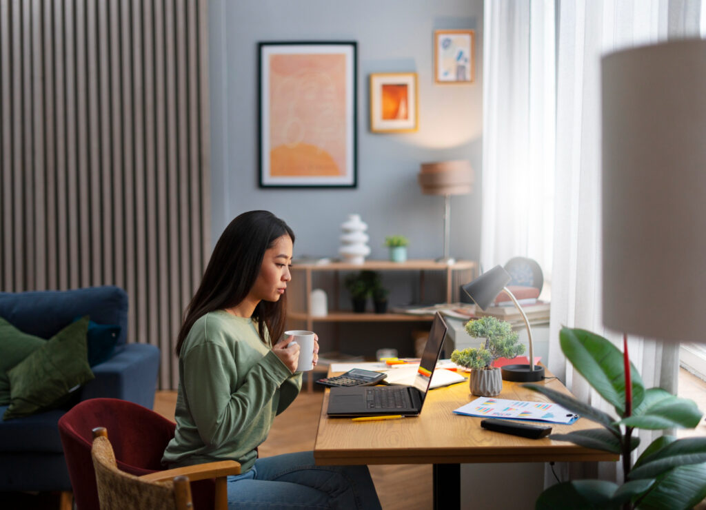 Homme travaillant à domicile au Maroc avec des compléments alimentaires santé télétravail de Parahealthy Shop sur son bureau.
